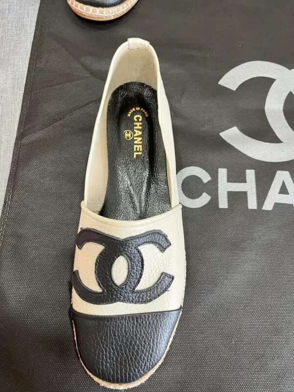 Chanel Schuhe beige mit schwarzen Spitzen-3